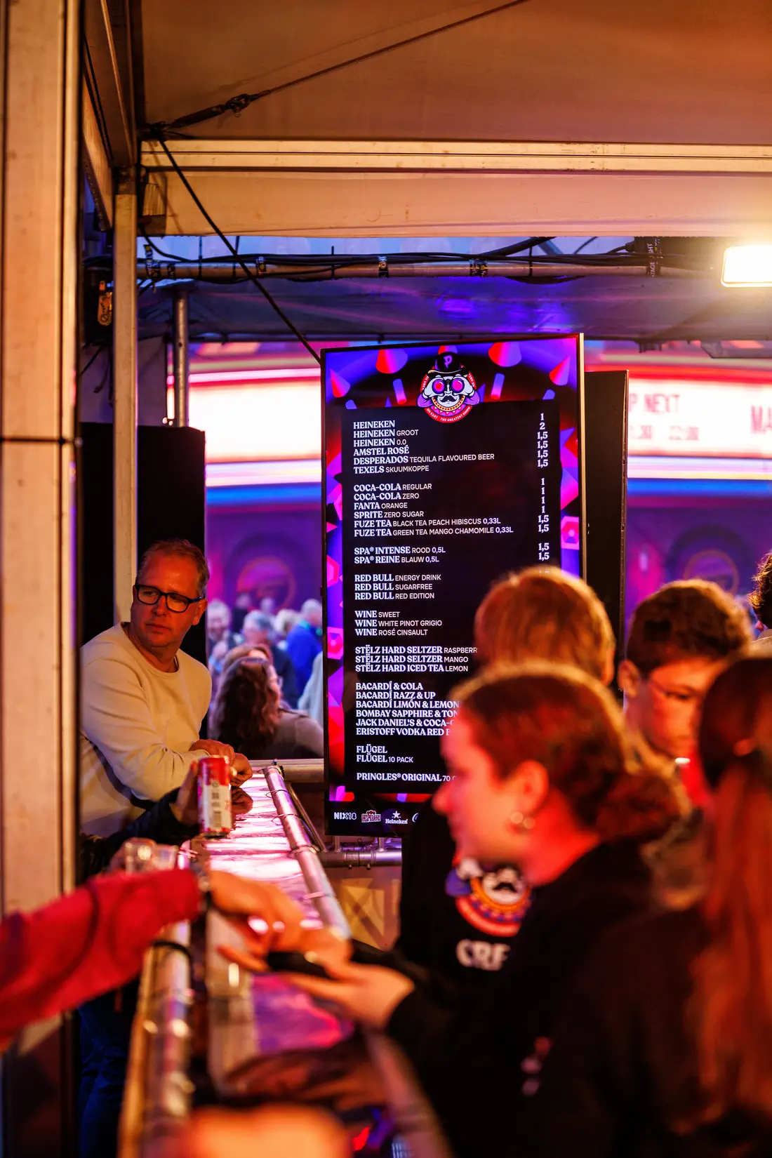 Bar op een festival met een staand scherm met de digitale prijslijst achter de tap